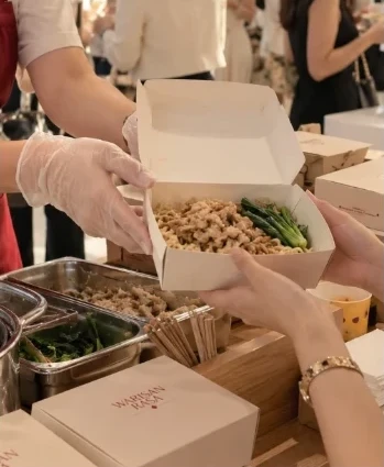 Mie ayam disajikan dalam kotak Warisan Rasa